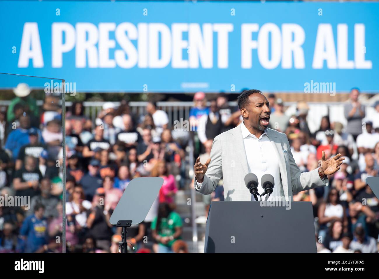 Atlanta, Georgia, USA. November 2024. Bürgermeister Andre Dickens (Demokrat von Atlanta, Georgia) spricht am Samstag, den 2. November 2024, im Atlanta Civic Center in Atlanta, Georgia, für die US-Vizepräsidentin Kamala Harris, nominierte Präsidentschaftskandidatin der Demokratischen Partei 2024, an. Harris hofft, drei Tage vor dem Wahltag ihre Anhänger im entscheidenden Kriegsschauplatz Georgiens zu motivieren. Kredit: Andi Rice/CNP/MediaPunch Kredit: MediaPunch Inc/Alamy Live News Stockfoto