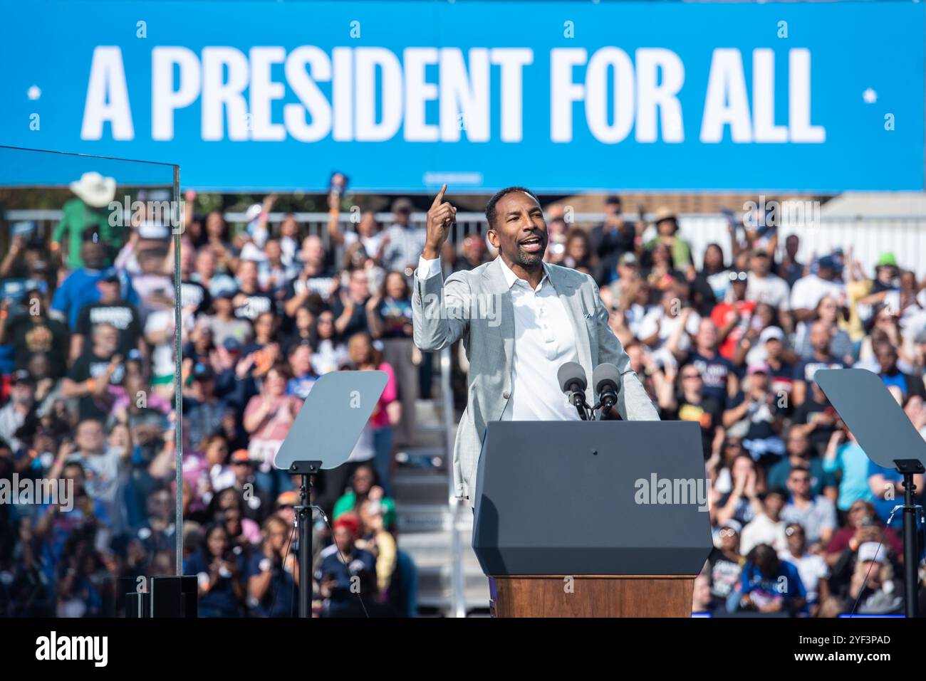 Atlanta, Georgia, USA. November 2024. Bürgermeister Andre Dickens (Demokrat von Atlanta, Georgia) spricht am Samstag, den 2. November 2024, im Atlanta Civic Center in Atlanta, Georgia, für die US-Vizepräsidentin Kamala Harris, nominierte Präsidentschaftskandidatin der Demokratischen Partei 2024, an. Harris hofft, drei Tage vor dem Wahltag ihre Anhänger im entscheidenden Kriegsschauplatz Georgiens zu motivieren. Kredit: Andi Rice/CNP/MediaPunch Kredit: MediaPunch Inc/Alamy Live News Stockfoto