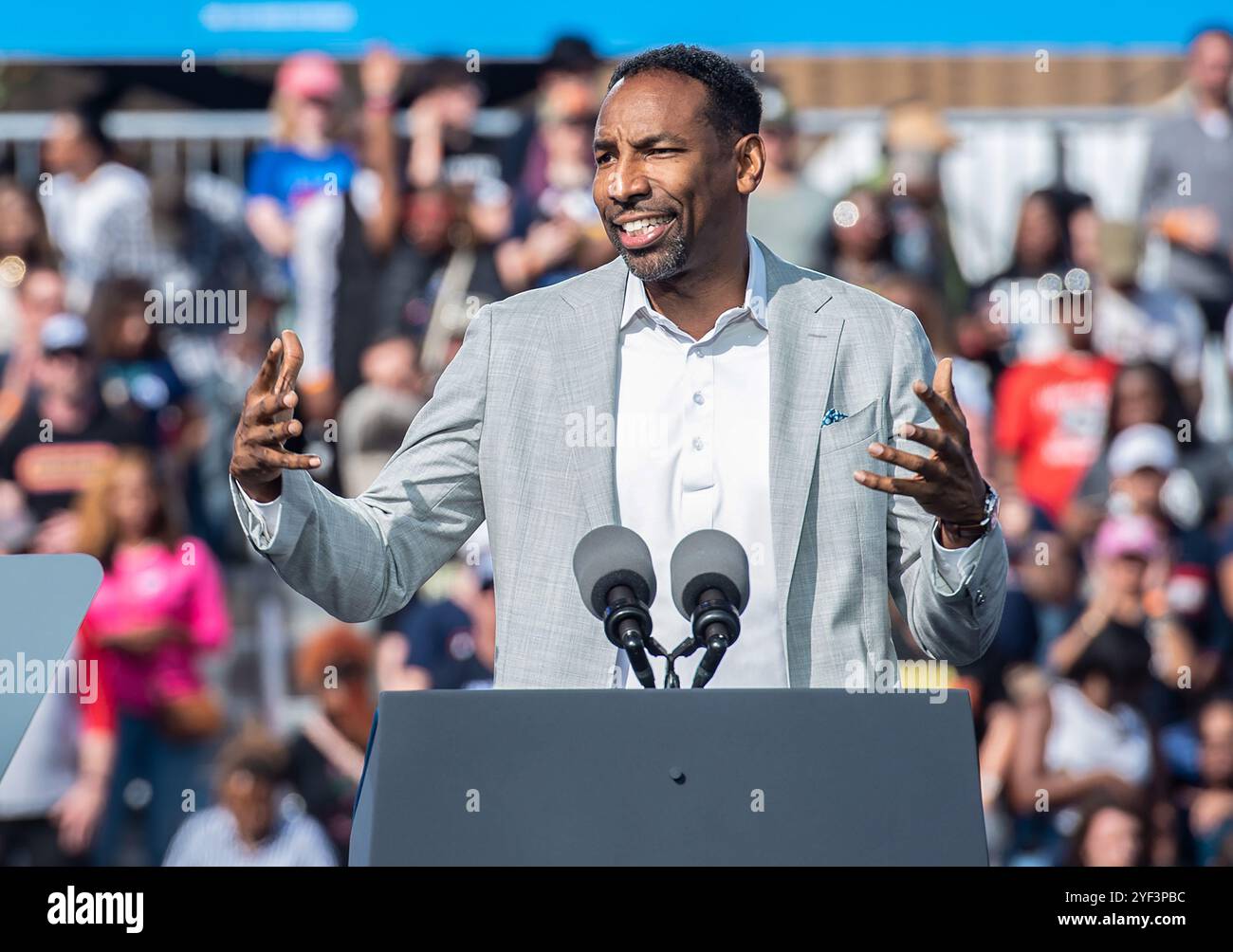 Atlanta, Georgia, USA. November 2024. Bürgermeister Andre Dickens (Demokrat von Atlanta, Georgia) spricht am Samstag, den 2. November 2024, im Atlanta Civic Center in Atlanta, Georgia, für die US-Vizepräsidentin Kamala Harris, nominierte Präsidentschaftskandidatin der Demokratischen Partei 2024, an. Harris hofft, drei Tage vor dem Wahltag ihre Anhänger im entscheidenden Kriegsschauplatz Georgiens zu motivieren. Kredit: Andi Rice/CNP/MediaPunch Kredit: MediaPunch Inc/Alamy Live News Stockfoto
