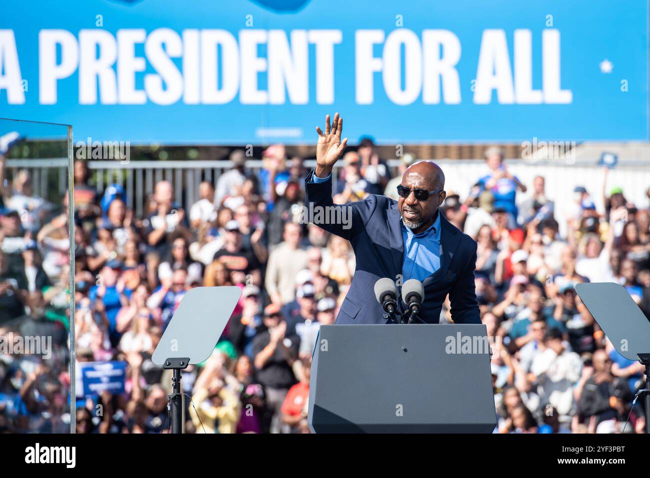 Atlanta, Georgia, USA. November 2024. Der US-Senator Raphael G Warnock (Demokrat von Georgien) spricht am Samstag, den 2. November 2024, im Atlanta Civic Center in Atlanta, Georgia, eine Stellungnahme zur Unterstützung der US-Vizepräsidentin Kamala Harris, der 2024 für die Präsidentschaftskandidatin der Demokratischen Partei nominiert wurde. Harris hofft, drei Tage vor dem Wahltag ihre Anhänger im entscheidenden Kriegsschauplatz Georgiens zu motivieren. Kredit: Andi Rice/CNP/MediaPunch Kredit: MediaPunch Inc/Alamy Live News Stockfoto