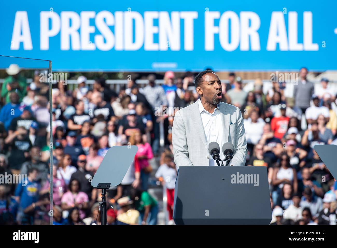 Atlanta, Georgia, USA. November 2024. Bürgermeister Andre Dickens (Demokrat von Atlanta, Georgia) spricht am Samstag, den 2. November 2024, im Atlanta Civic Center in Atlanta, Georgia, für die US-Vizepräsidentin Kamala Harris, nominierte Präsidentschaftskandidatin der Demokratischen Partei 2024, an. Harris hofft, drei Tage vor dem Wahltag ihre Anhänger im entscheidenden Kriegsschauplatz Georgiens zu motivieren. Kredit: Andi Rice/CNP/MediaPunch Kredit: MediaPunch Inc/Alamy Live News Stockfoto