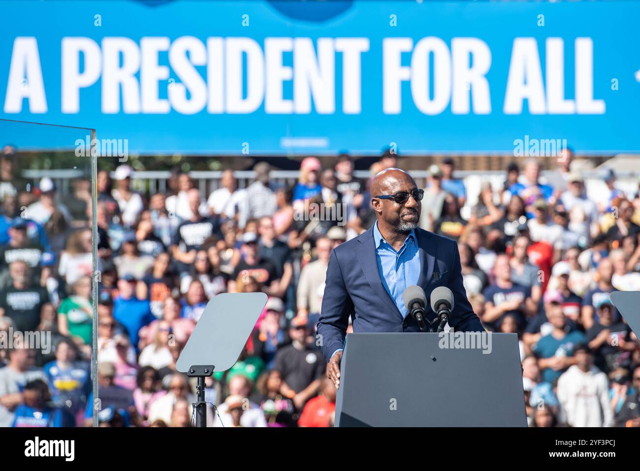Atlanta, Georgia, USA. November 2024. Der US-Senator Raphael G Warnock (Demokrat von Georgien) spricht am Samstag, den 2. November 2024, im Atlanta Civic Center in Atlanta, Georgia, eine Stellungnahme zur Unterstützung der US-Vizepräsidentin Kamala Harris, der 2024 für die Präsidentschaftskandidatin der Demokratischen Partei nominiert wurde. Harris hofft, drei Tage vor dem Wahltag ihre Anhänger im entscheidenden Kriegsschauplatz Georgiens zu motivieren. Kredit: Andi Rice/CNP/MediaPunch Kredit: MediaPunch Inc/Alamy Live News Stockfoto