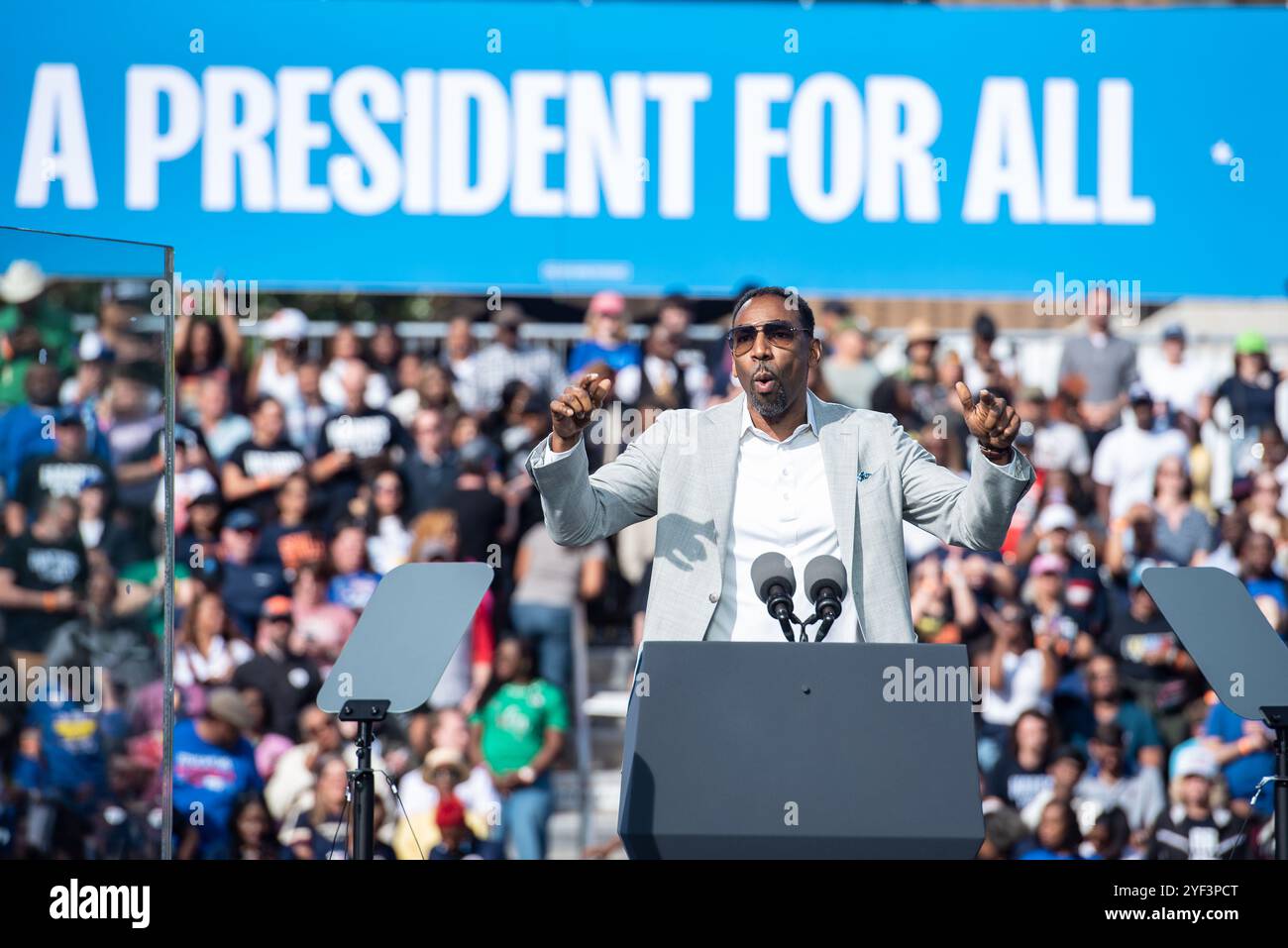 Atlanta, Georgia, USA. November 2024. Bürgermeister Andre Dickens (Demokrat von Atlanta, Georgia) spricht am Samstag, den 2. November 2024, im Atlanta Civic Center in Atlanta, Georgia, für die US-Vizepräsidentin Kamala Harris, nominierte Präsidentschaftskandidatin der Demokratischen Partei 2024, an. Harris hofft, drei Tage vor dem Wahltag ihre Anhänger im entscheidenden Kriegsschauplatz Georgiens zu motivieren. Kredit: Andi Rice/CNP/MediaPunch Kredit: MediaPunch Inc/Alamy Live News Stockfoto