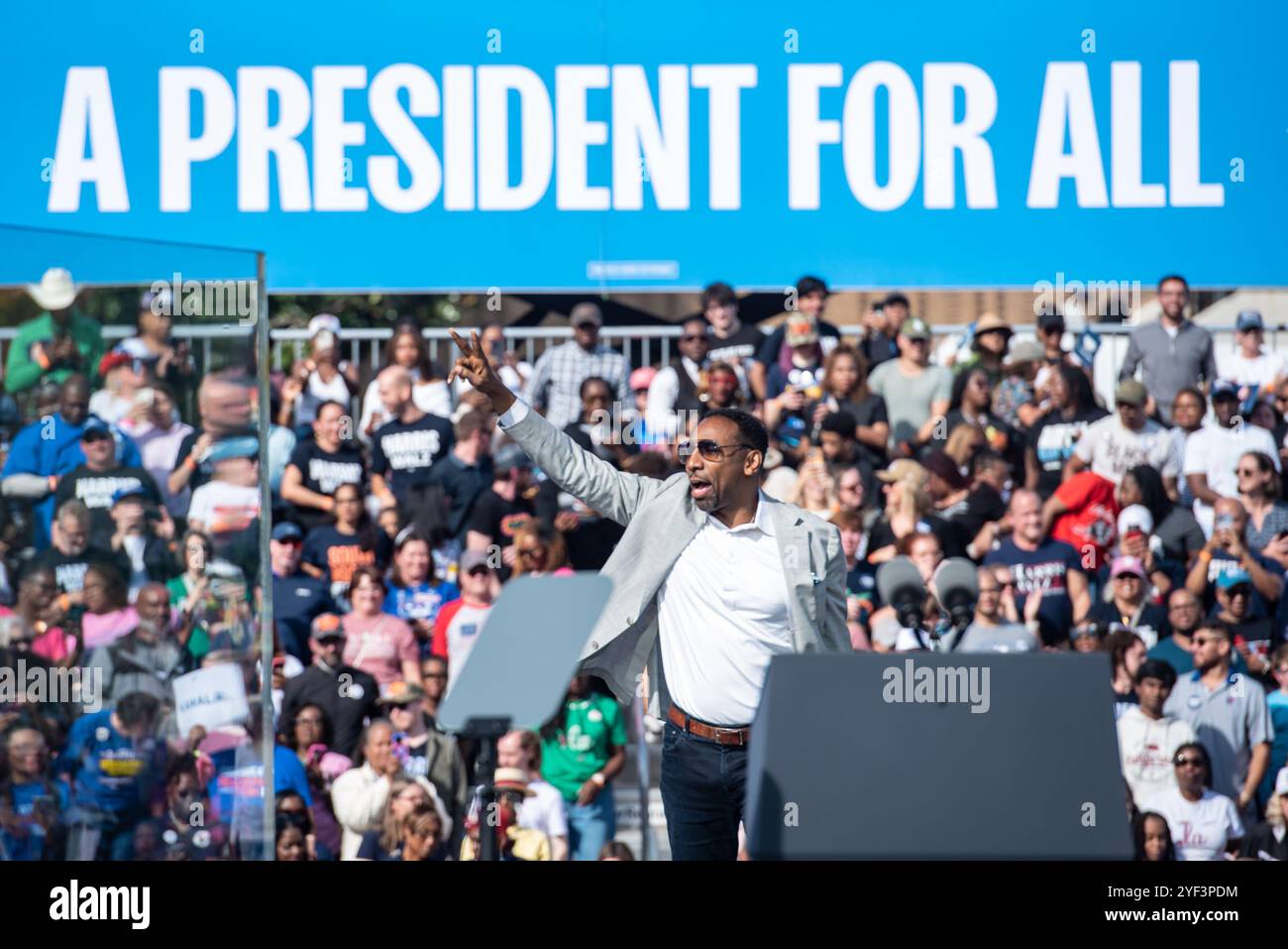 Atlanta, Georgia, USA. November 2024. Bürgermeister Andre Dickens (Demokrat von Atlanta, Georgia) spricht am Samstag, den 2. November 2024, im Atlanta Civic Center in Atlanta, Georgia, für die US-Vizepräsidentin Kamala Harris, nominierte Präsidentschaftskandidatin der Demokratischen Partei 2024, an. Harris hofft, drei Tage vor dem Wahltag ihre Anhänger im entscheidenden Kriegsschauplatz Georgiens zu motivieren. Kredit: Andi Rice/CNP/MediaPunch Kredit: MediaPunch Inc/Alamy Live News Stockfoto