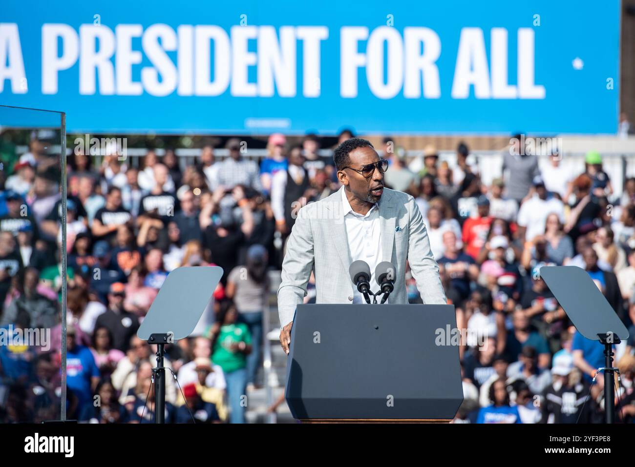 Atlanta, Georgia, USA. November 2024. Bürgermeister Andre Dickens (Demokrat von Atlanta, Georgia) spricht am Samstag, den 2. November 2024, im Atlanta Civic Center in Atlanta, Georgia, für die US-Vizepräsidentin Kamala Harris, nominierte Präsidentschaftskandidatin der Demokratischen Partei 2024, an. Harris hofft, drei Tage vor dem Wahltag ihre Anhänger im entscheidenden Kriegsschauplatz Georgiens zu motivieren. Kredit: Andi Rice/CNP/MediaPunch Kredit: MediaPunch Inc/Alamy Live News Stockfoto