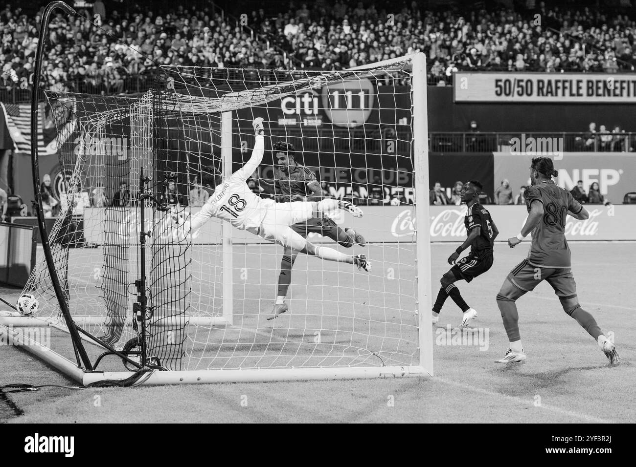 New York, NY, USA, 2. November 2024: Thiago Martins(13) von NYCFC erzielt am 2. November 2024 im Citi Field in New York ein Siegtor in den Audi 2024 MLS Cup Playoffs 1. Runde 2. Spiel gegen den FC Cincinnati. NYCFC gewann mit 3:1 und zwang ein Entscheidungsspiel in Cincinnati zurück, da der Sieger aus der 1. Runde im besten von drei Spielen ermittelt wird. Quelle: Lev Radin/Alamy Live News Stockfoto