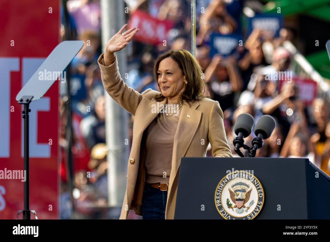 ATLANTA, GEORGIA - 02. NOVEMBER: US-Vizepräsidentin Kamala Harris, Kandidat der Demokratischen Partei 2024, spricht am Samstag, 2. November 2024 auf einer Kundgebung im Atlanta Civic Center in Atlanta, Georgia. (Quelle: Phil Mistry/Alamy Live News Stockfoto