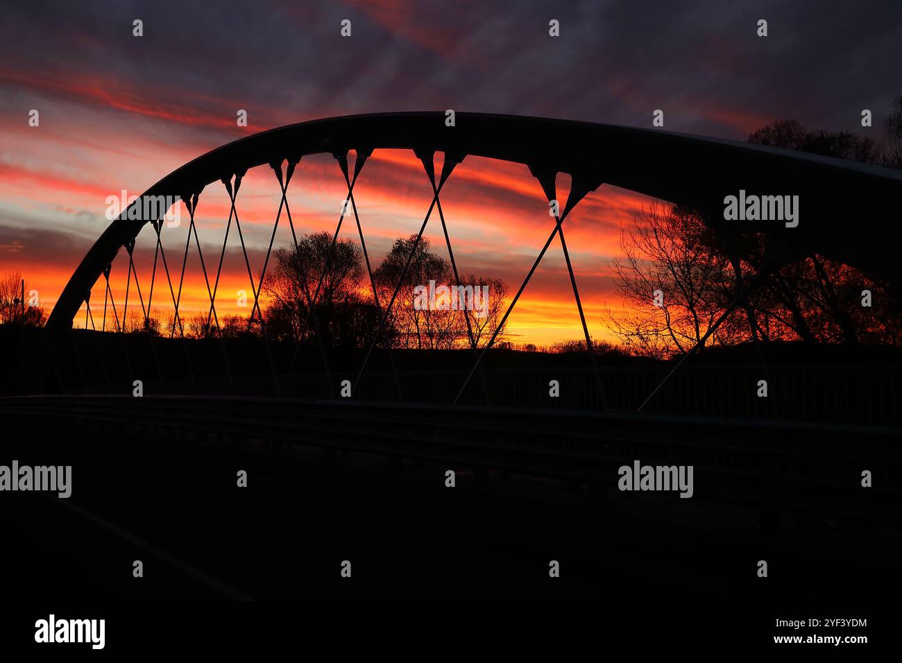 Saint Barbara Brücke mit farbenfrohen Sonnenuntergang Wolken Stockfoto