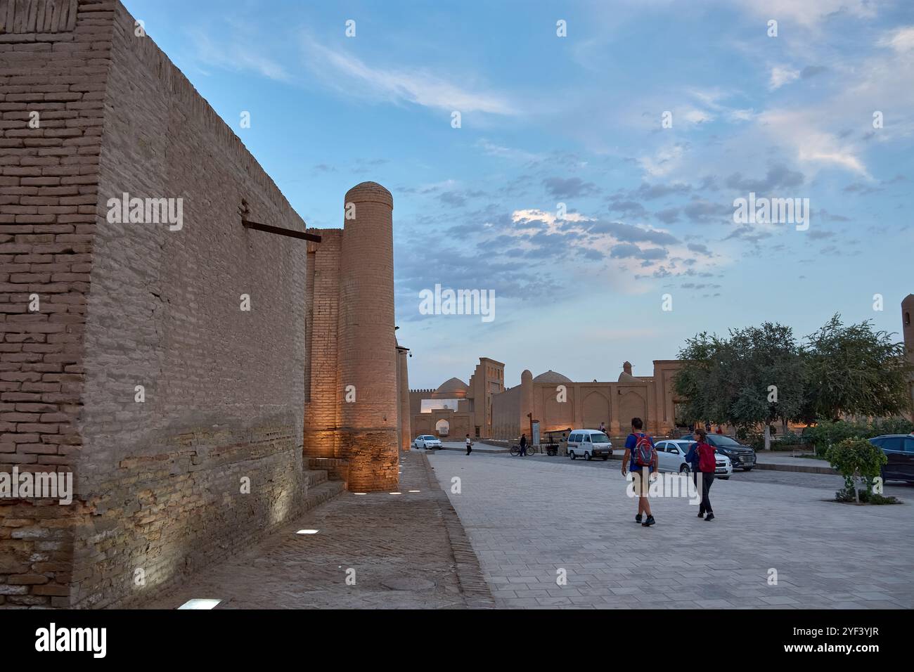 Chiwa, Usbekistan; 21. September 2024: Die alten Straßen und Denkmäler innerhalb der Mauern von Itchan Kala, der historischen Festung in Chiwa, Usbekistan. Stockfoto