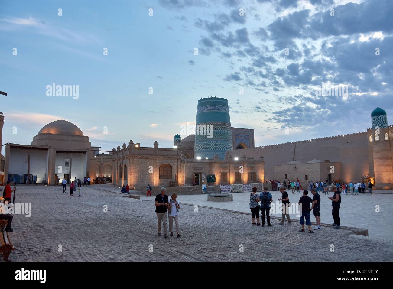 Chiwa, Usbekistan; 21. September 2024: Der historische zentrale Platz von Chiwa, Usbekistan, ein Schwerpunkt der antiken Architektur und Kultur der Stadt Stockfoto