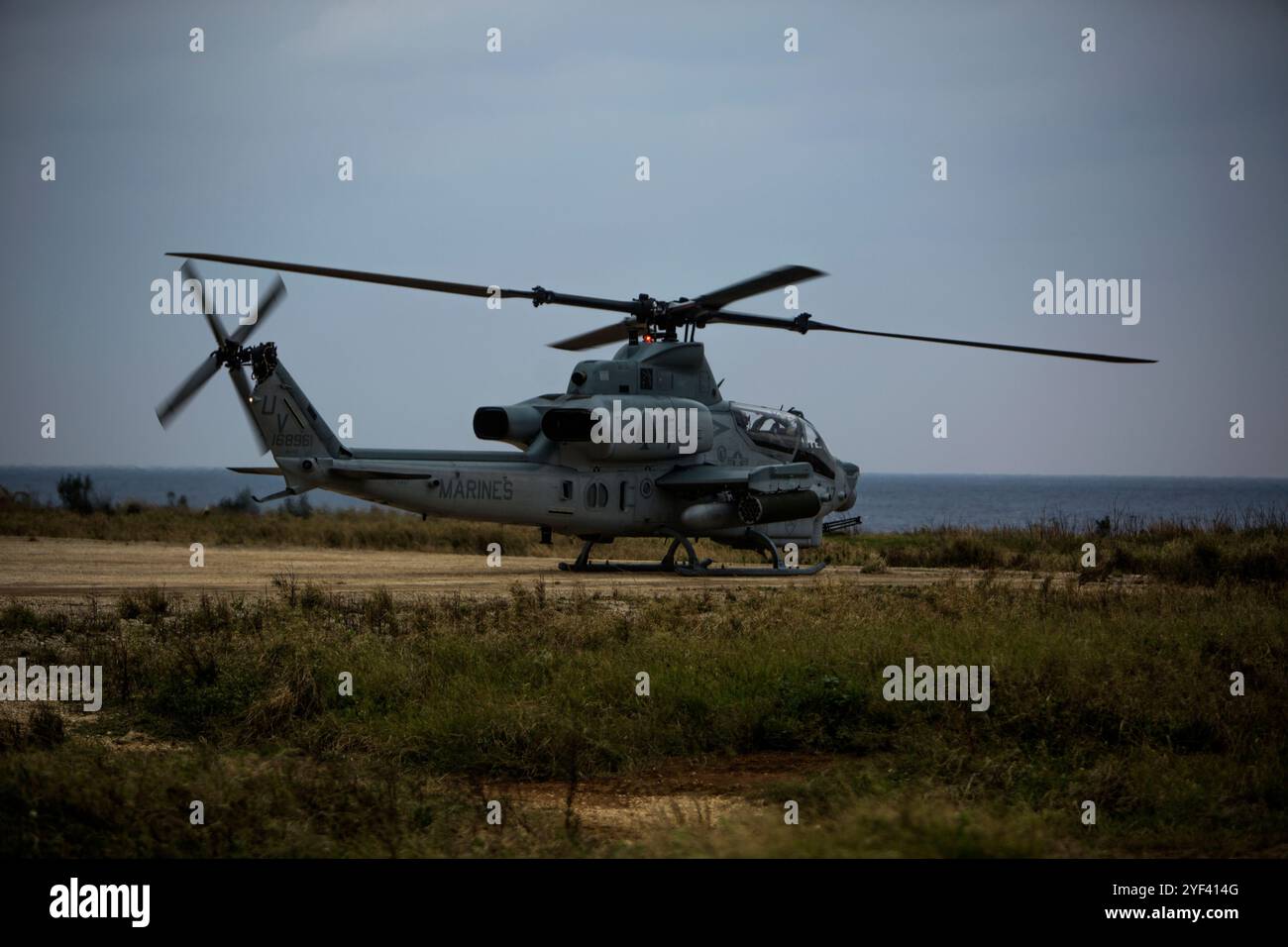 AH-1Z Vipers eskortierte UH-1Y Hueys zu einem Vorwärts-Bewaffnungs- und Tankpunkt auf IE Shima Island, Okinawa, Japan, 10. Januar. 2017. Die FARP ist ein vorübergehender s Stockfoto