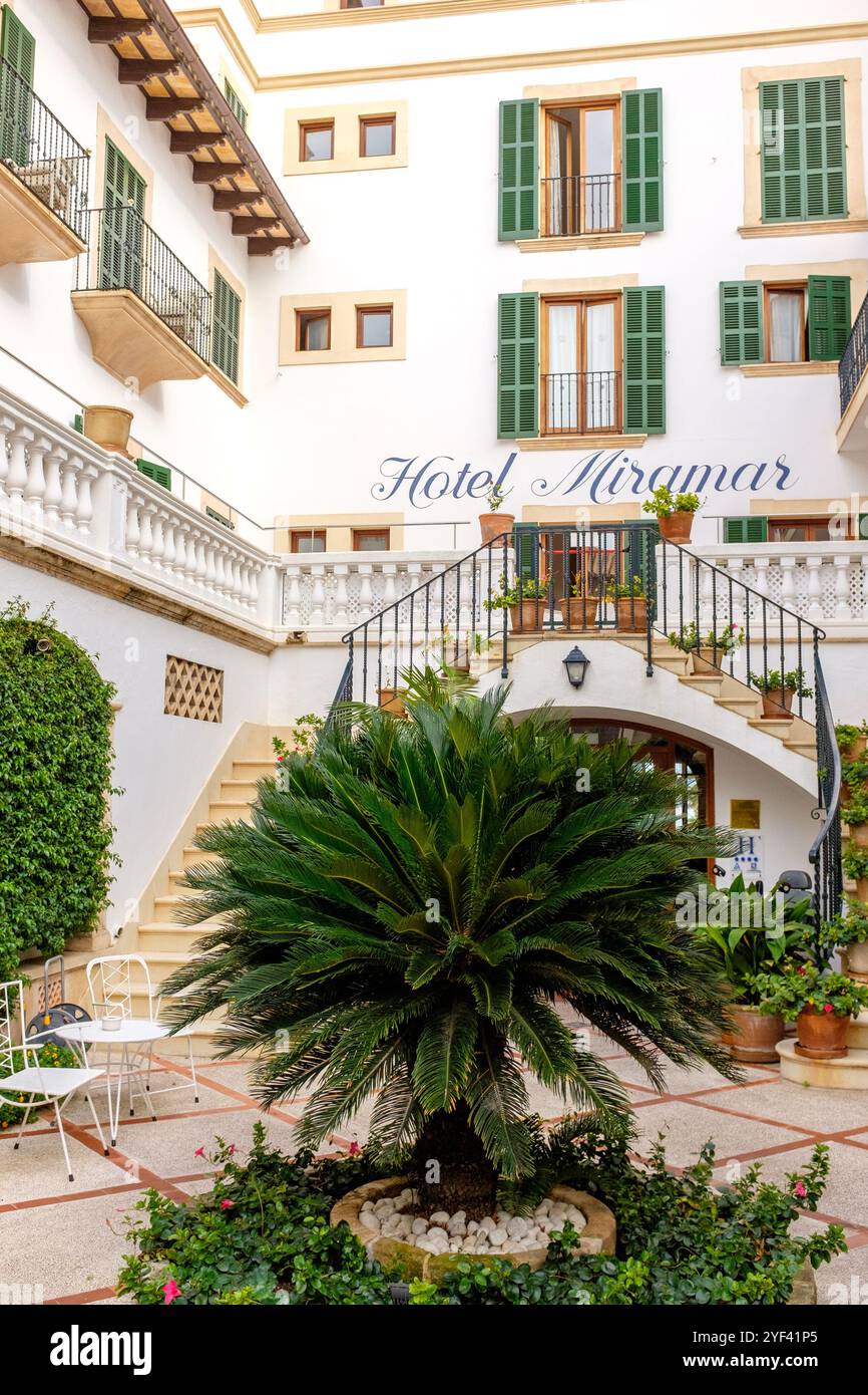 Die Rückseite des luxuriösen 4-Sterne-Hotels Miramar zeigt eine kleine Palme im Vordergrund und traditionelle Fensterläden im Hintergrund Stockfoto