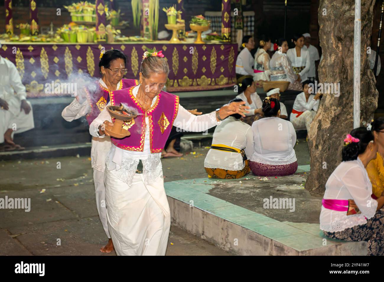 Balinesische Frauen geben Tanz bei Kuningan Ceremony, Pura Gunung Sari Tempel, Denpasar, Bali, Indonesien, Asien Stockfoto