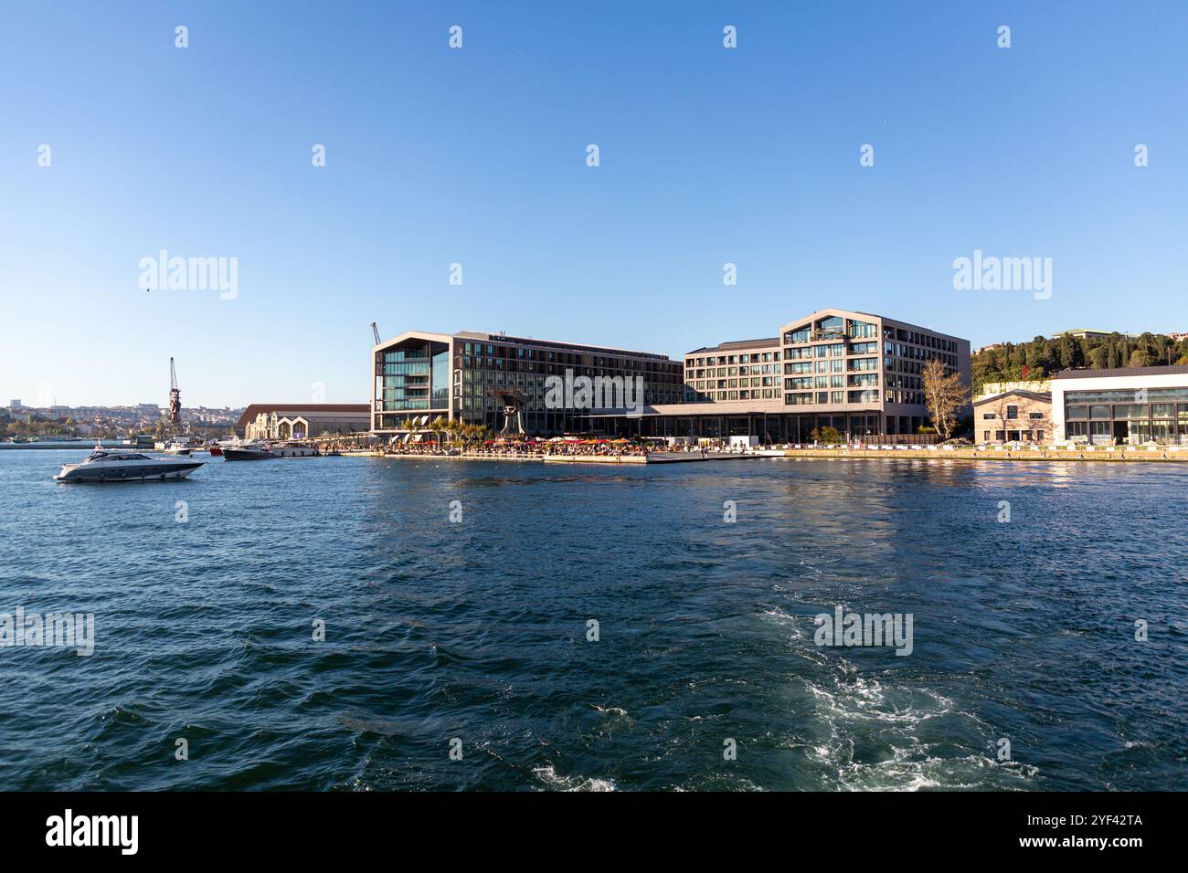 Istanbul, Turkiye - 26. OCT 2024: Rixos Tersane Istanbul Hotel an der Küste des Goldenen Horns und kombiniert modernen Luxus mit einem 600 Jahre alten Doc Stockfoto