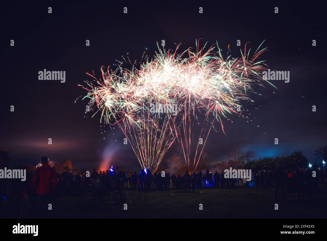 Feuerwerk im Hawk Green Cricket Club Stockfoto