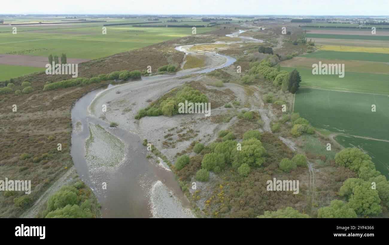 Auf diesem Drohnenfoto wird der Selwyn River im neuseeländischen Selwyn District mit seinem lebhaften Wasser und der üppigen Umgebung festgehalten. Stockfoto