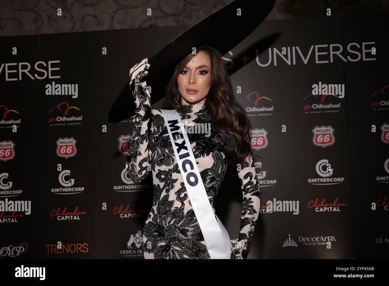 Mexiko-Stadt, Mexiko. November 2024. Miss Mexico María Fernanda Beltrán besucht den roten Teppich der Miss Universe Catrinas Gala im Antiguo Colegio de las Vizcainas. Am 1. November 2024 in Mexiko-Stadt. (Foto: Yamak Perea/ Credit: Eyepix Group/Alamy Live News Stockfoto