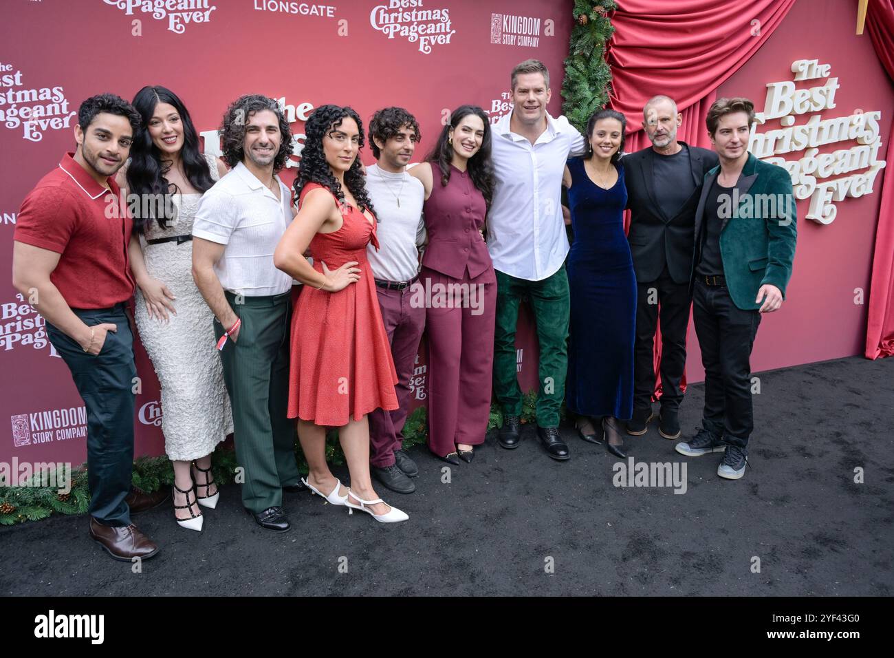 November 2024, Hollywood, Kalifornien, USA: (L-R) Paras Patel, Elizabeth Tabish, Noah James, Zhaleh Vossough, Sophia Blum, Dallas Jenkins, Catherine Lindstone, Kirk B. R. Woller und Andrew James Allen nehmen NUR ZUR REDAKTIONELLEN VERWENDUNG an der „„Best Christmas Pageant ever“ (Bild: © Billy Bennight/ZUMA Press Wire) Teil! Nicht für kommerzielle ZWECKE! Stockfoto