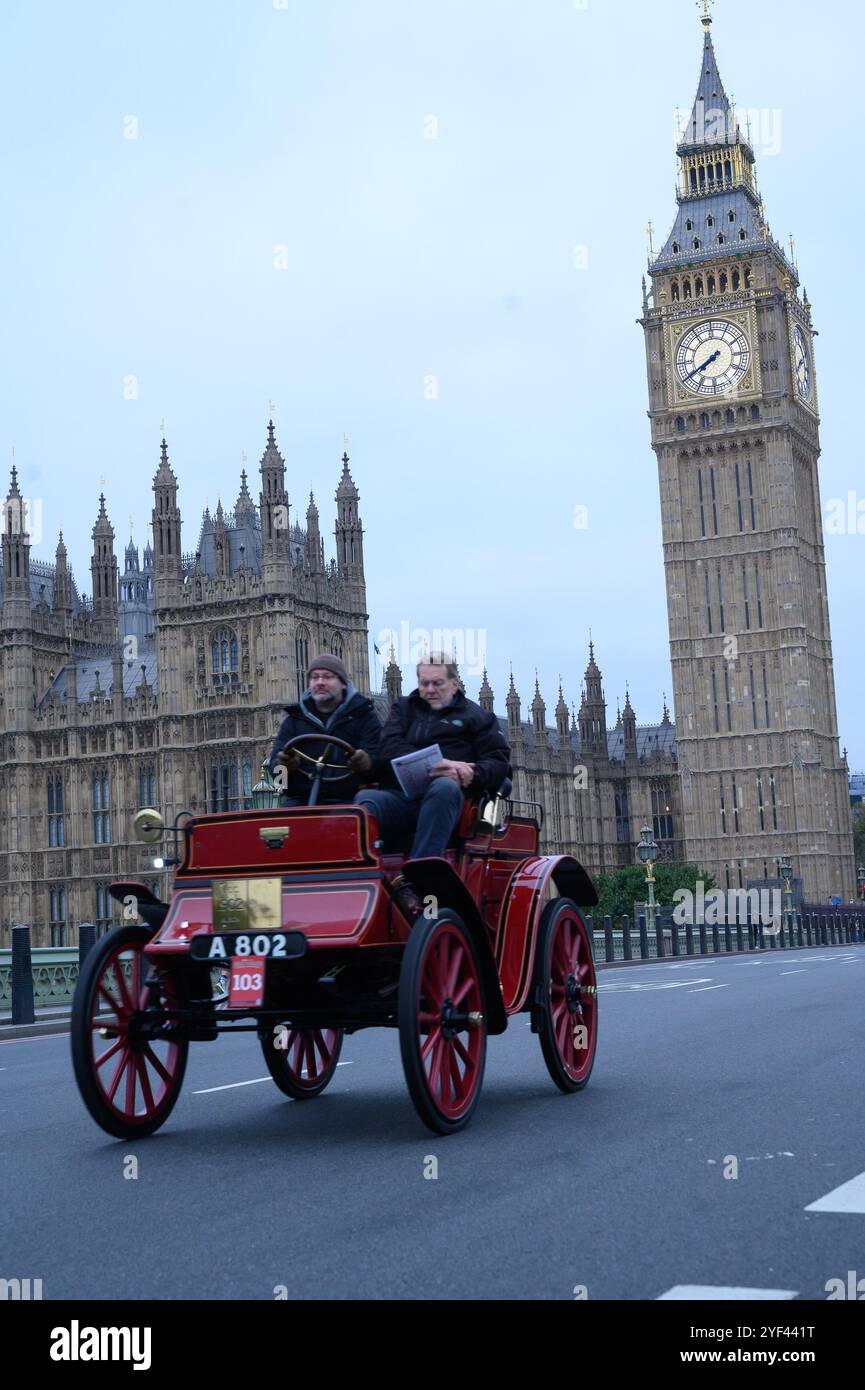 London, Großbritannien. November 2024. Ab Sonnenaufgang am Sonntag, den 3. November, wird der Londoner Hyde Park voller Sehenswürdigkeiten, Klänge und Gerüche der Morgenröte des Autos sein, während 400 unerschrockene Fahrer sich und ihre Pioniermaschinen für den jährlichen RM Sotheby’s London to Brighton Veteran Car Run vorbereiten. Wenn die Sonne um 7:00 Uhr aufgeht, begeben sich alle Teilnehmer auf die historische 60 km lange Reise zur Küste von Sussex. Quelle: Mary-Lu Bakker/Alamy Live News Stockfoto