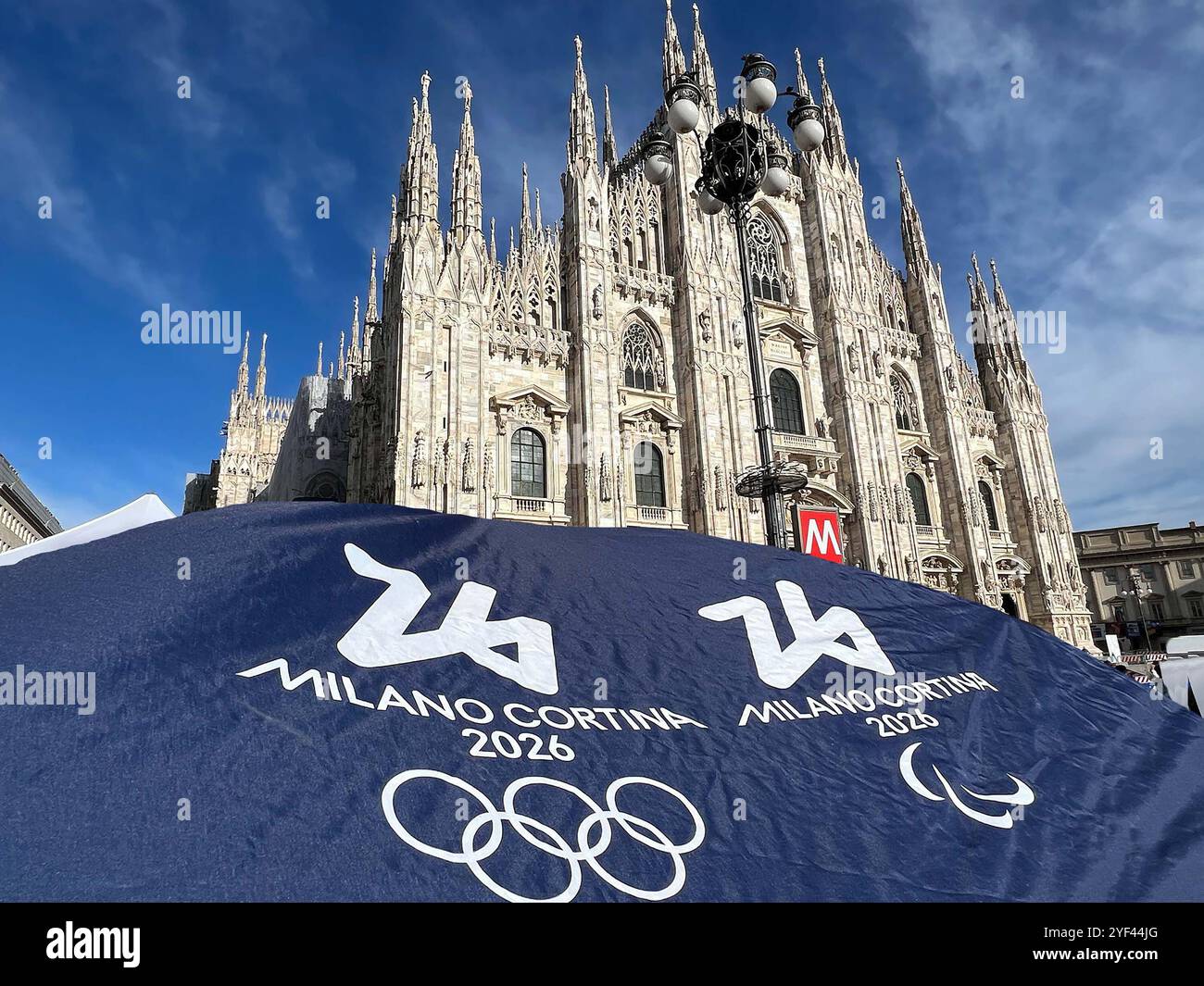 Mailand, italien - 14. September 2024: Offizielles Logo Olympische Spiele in Mailand und Cortina 2026 auf dem Hintergrund des Domdoms Stockfoto