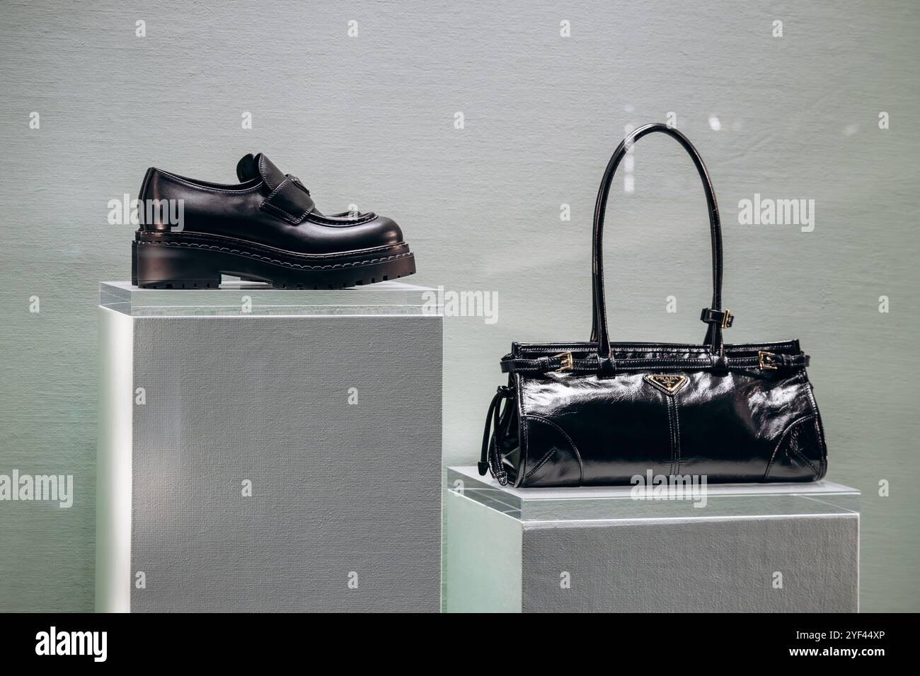 Bologna, Italien - 6. Oktober 2024: Prada Tasche und Schuhe in einem Boutique-Fenster Stockfoto