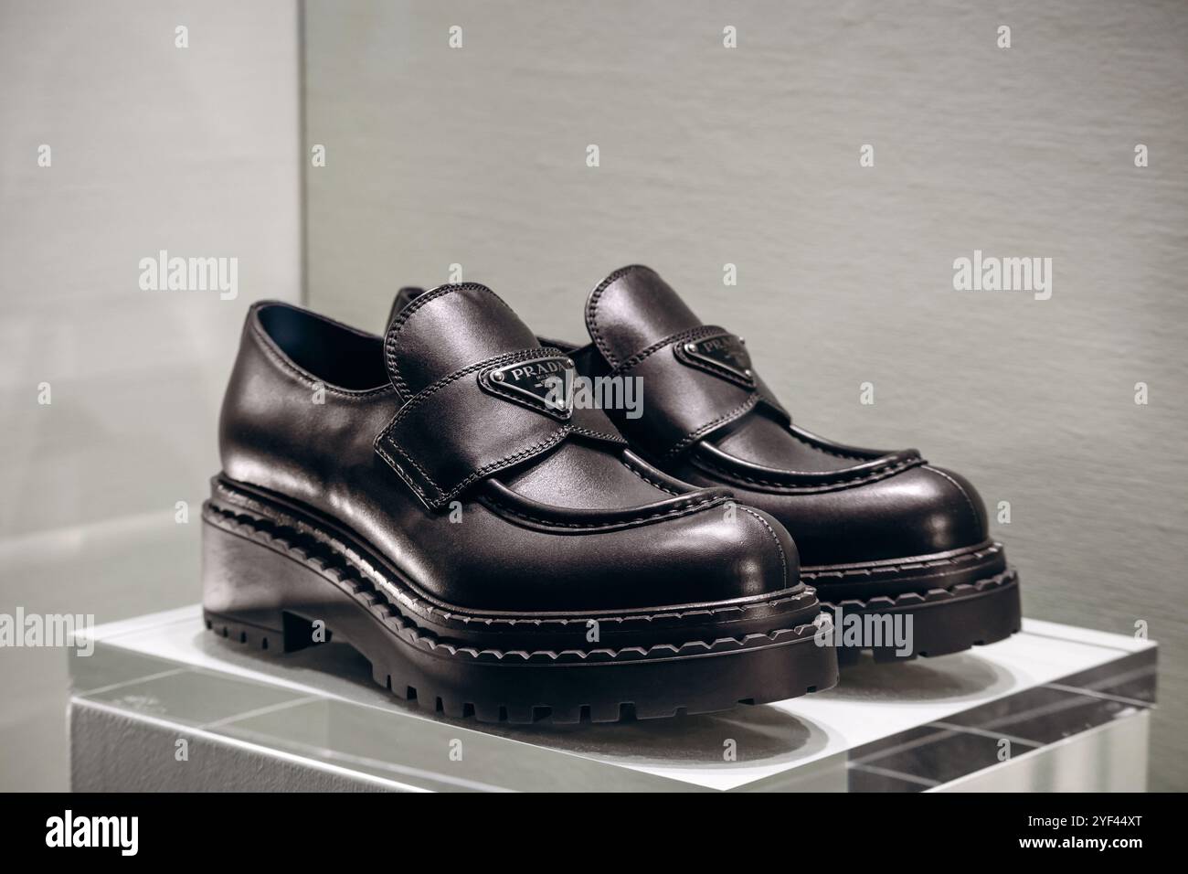 Bologna, Italien - 6. Oktober 2024: Prada-Schuhe in einem Boutique-Fenster Stockfoto