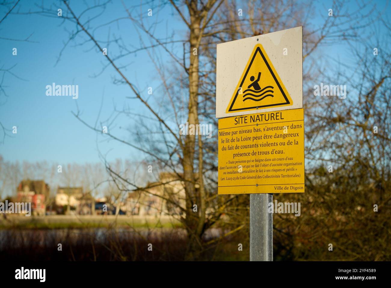 Zeichen der natürlichen Stätte, die warnt, dass es für Menschen gefährlich ist, sich in das Flussbett der Loire zu wagen Stockfoto