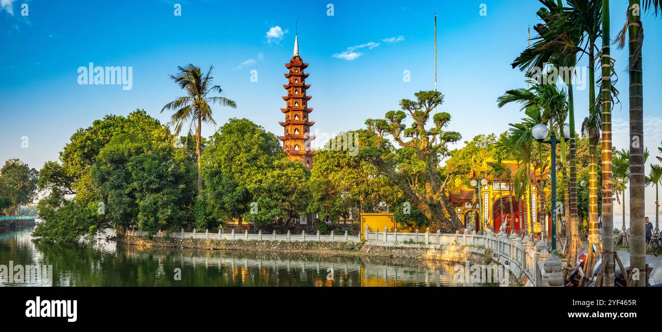 Die 15 m hohe Stupa, bekannt als Bao Thap, oder Bao Tower, und der Eingang zur Tran Quoc Pagode am Westsee, Hanoi, Vietnam. Die Pagode geht auf die Zeit zurück Stockfoto