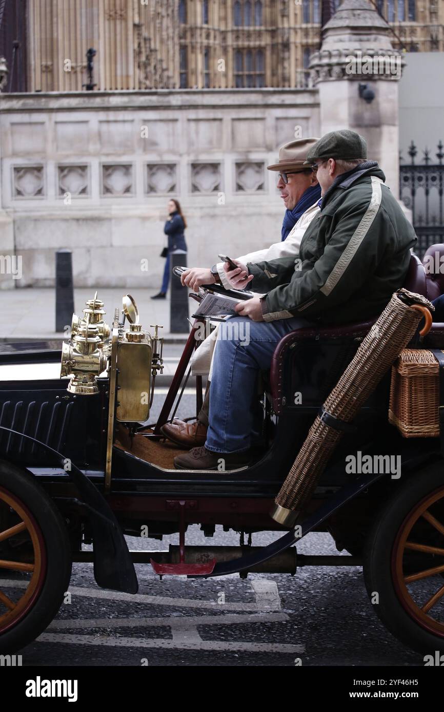 3. November 2024, London, UK Annual Rally of Century Old Cars der Lauf von London nach Brighton, eine Veranstaltung für Autos, die vor 1905 gebaut wurden, führt durch die Straßen Londons, während die antiken Fahrzeuge ihre jährliche Reise an die Küste von Brighton beginnen. Foto: Roland Ravenhill/Alamy Stockfoto