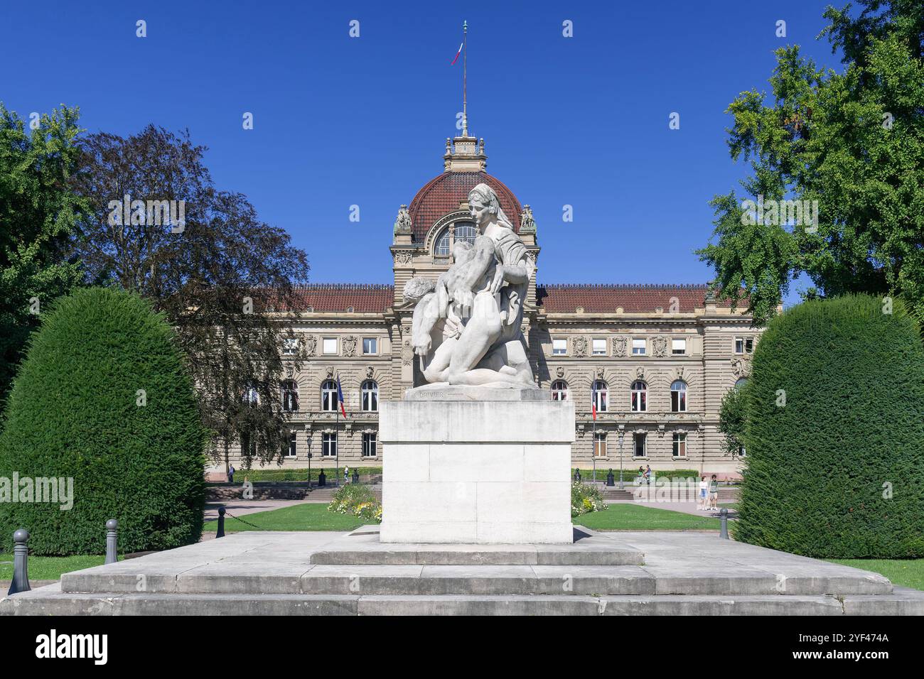 Straßburg - Kriegsdenkmal auf dem Place de la République, 1936 vom Bildhauer Léon-Ernest Drivier mit dem Palais du Rhin im Hintergrund. Stockfoto