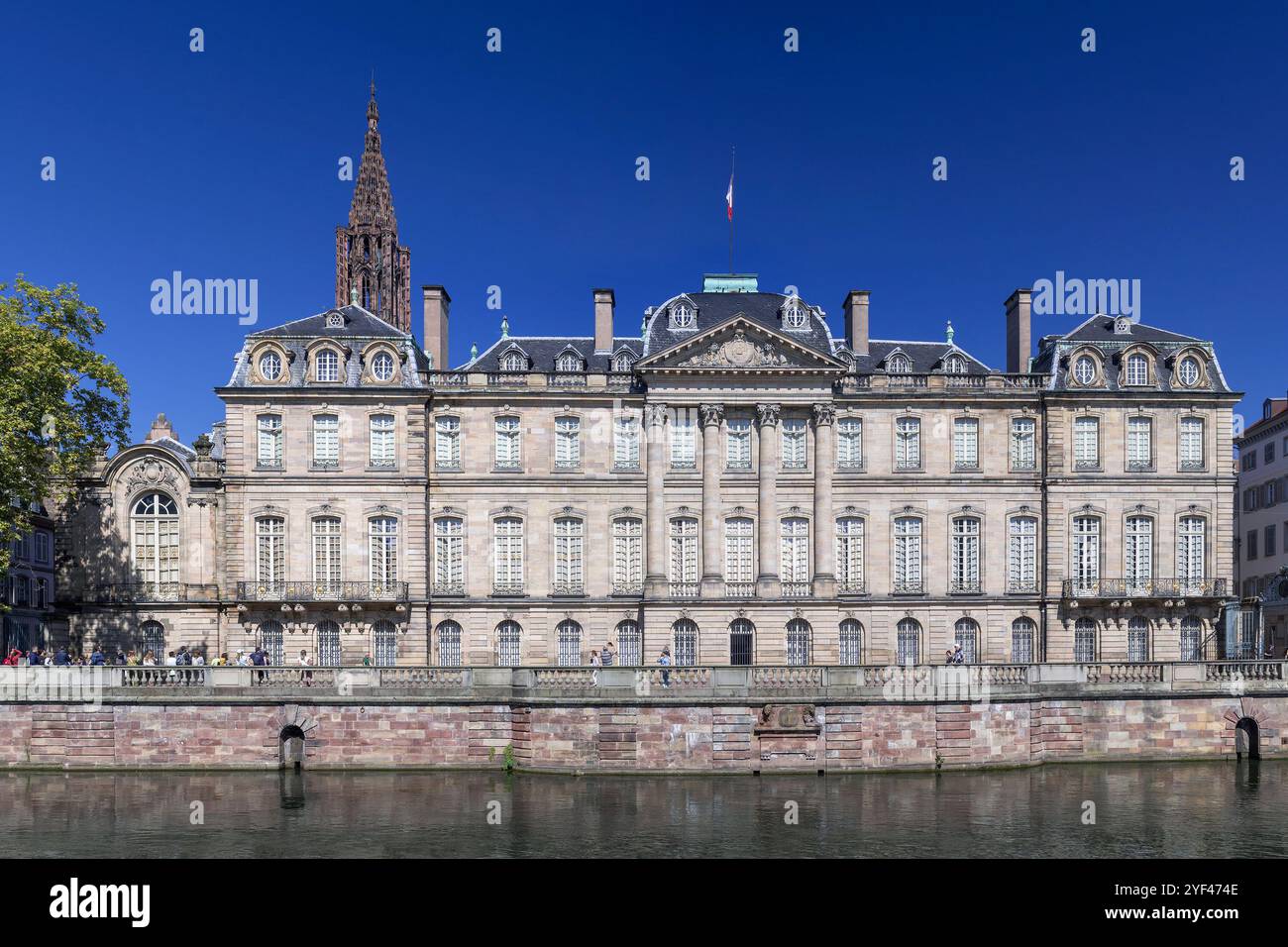 Straßburg, Frankreich - Blick auf das Palais des Rohan, das 1742 in barocker Architektur am Ufer der Ill fertiggestellt wurde. Stockfoto