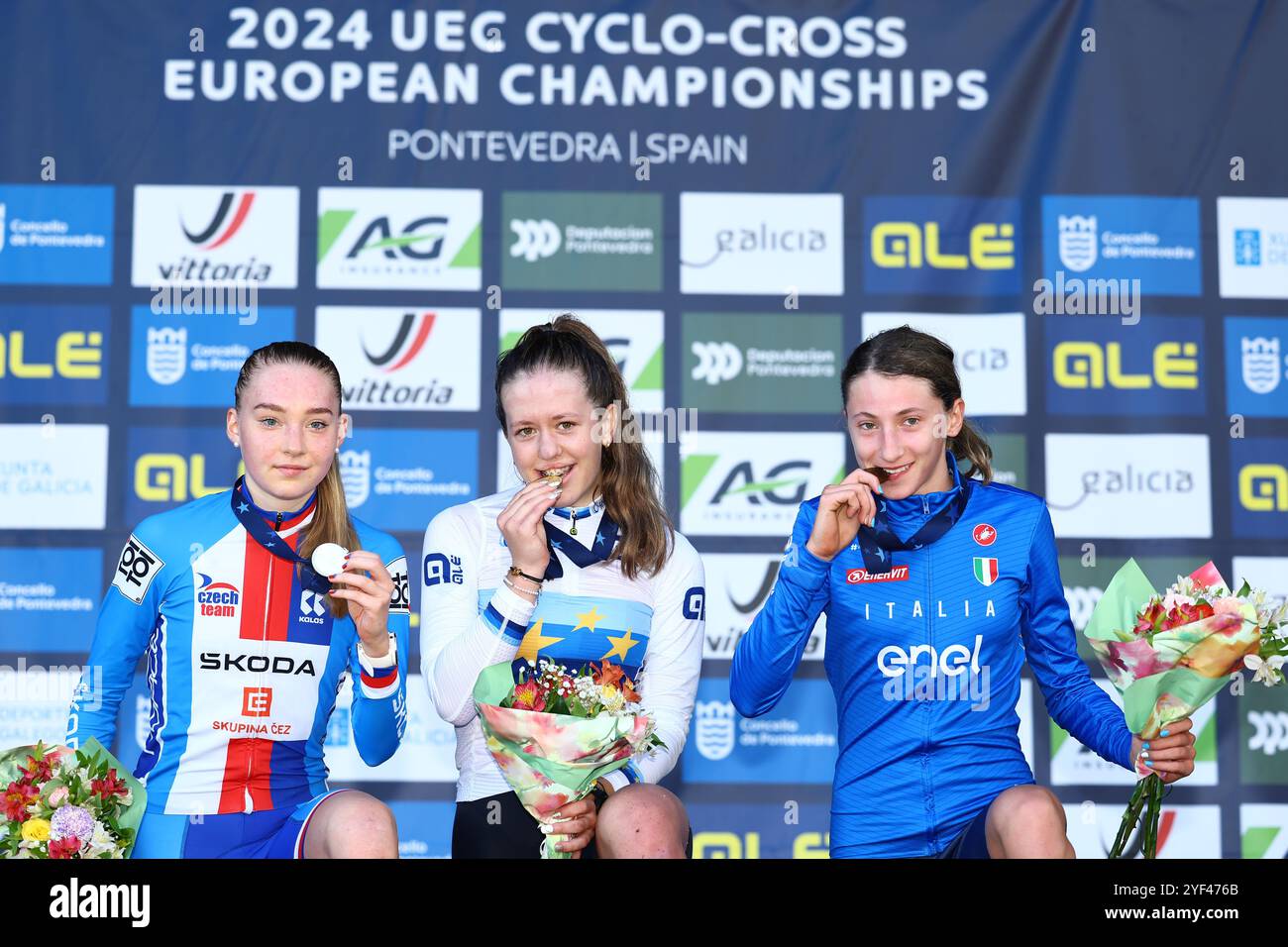 Pontevedra, Spanien. November 2024. Die Tschechische Barbora Bukovska, die Schweizerin Anja Grossmann und die Italienerin Giorgia Pellizotti auf dem Podium der Juniorinnen bei den Europameisterschaften im Cyclocross-Radsport in Pontevedra, Spanien, am Sonntag, den 3. November 2024. BELGA FOTO DAVID PINTENS Credit: Belga News Agency/Alamy Live News Stockfoto