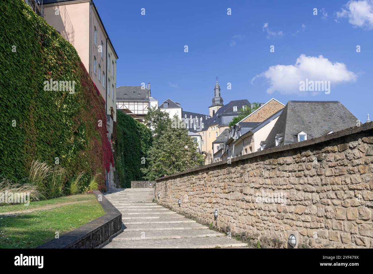 Luxemburg-Stadt, Luxemburg Blick auf einen der Eingänge zum Stadtmuseum von Lëtzebuerg, das sich an der Chemin de la Corniche in der Altstadt von Luxemburg befindet. Stockfoto