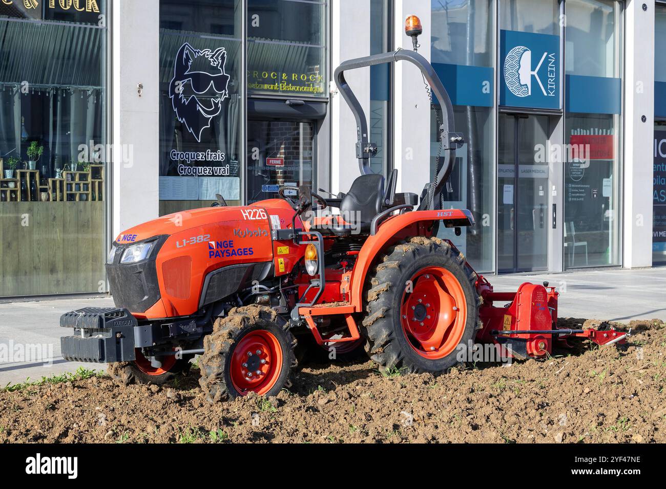 Nancy, Frankreich - Ansicht auf einem orangen Traktor Kubota L1-382 für Grünflächenarbeiten auf einer Baustelle. Stockfoto