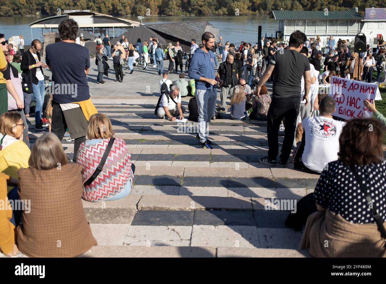 Belgrad, Serbien, 26. Oktober 2024: Bürger protestieren friedlich gegen den Abriss des Hotels Jugoslavija. Stockfoto