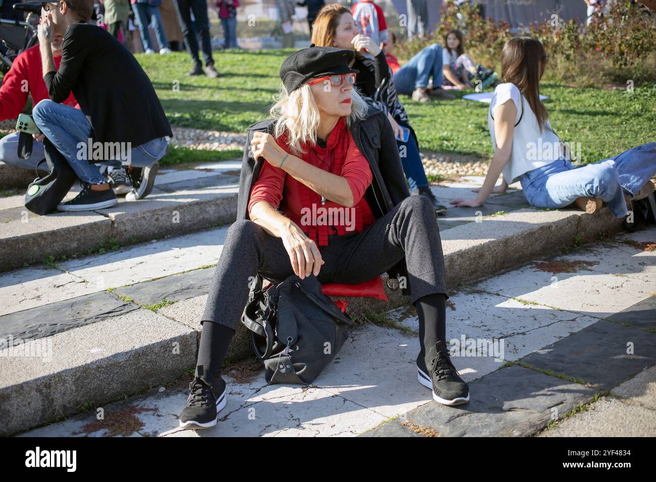 Belgrad, Serbien, 26. Oktober 2024: Bürger protestieren friedlich gegen den Abriss des Hotels Jugoslavija. Stockfoto