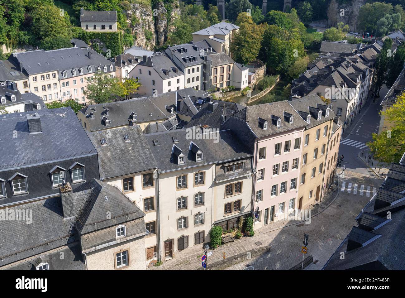 Luxemburg-Stadt, Luxemburg - Blick auf das Tal der Alzette mit der Altstadt von Luxemburg vom Chemin de la Corniche aus. Stockfoto