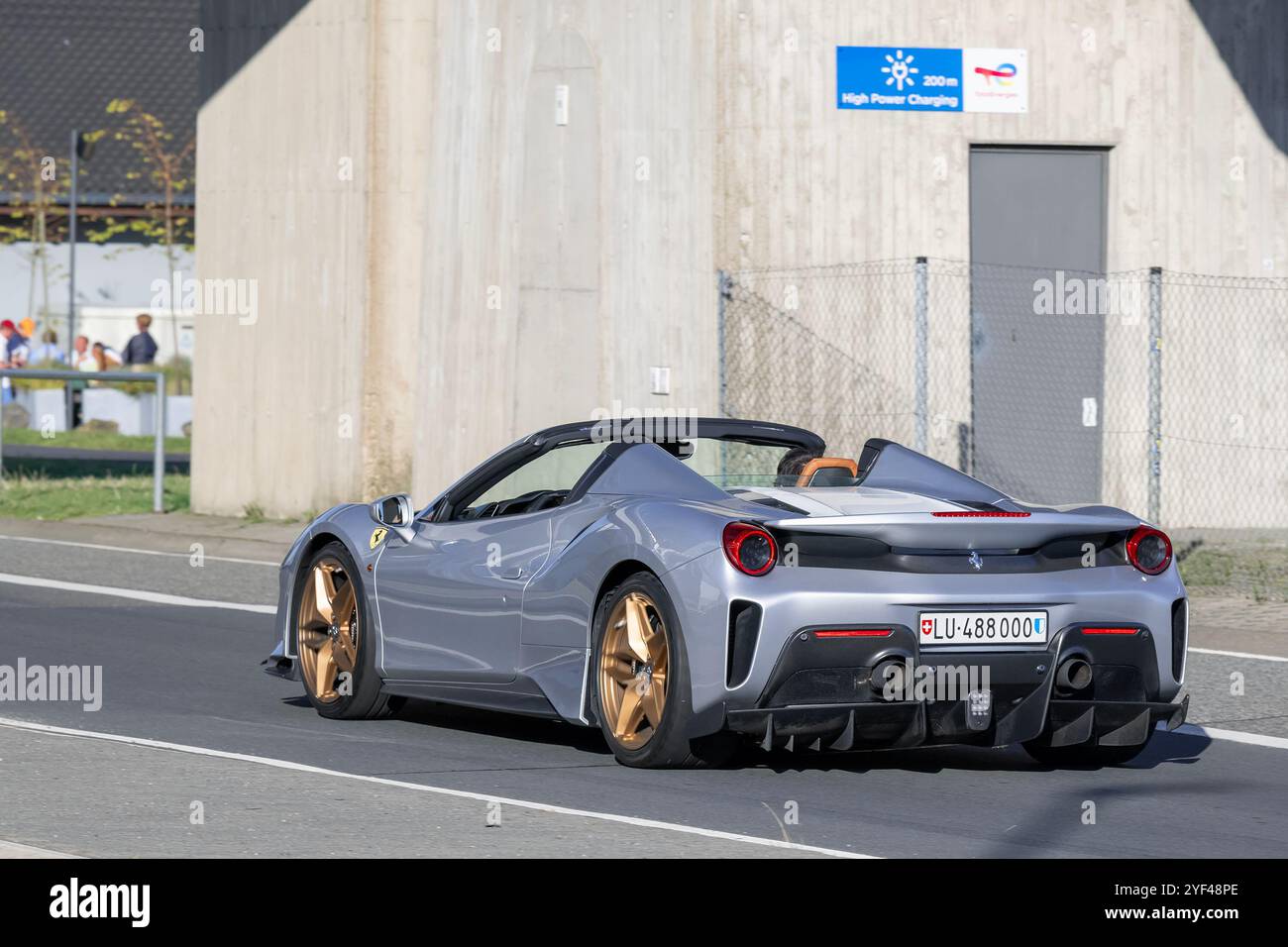 Nürburg, Deutschland - Blick auf einen grauen Ferrari 488 Pista Spider, der auf einer Straße fährt. Stockfoto