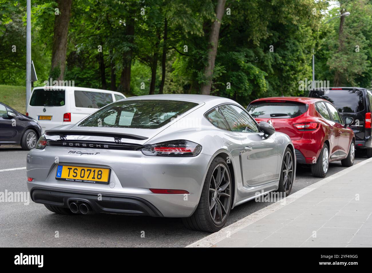 Luxemburg-Stadt, Luxemburg - Blick auf einen grauen Porsche 718 Cayman T, der auf einer Straße geparkt ist. Stockfoto