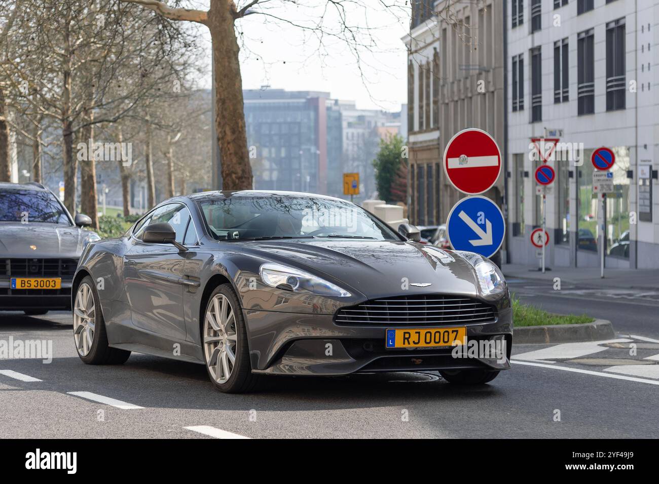 Luxemburg-Stadt, Luxemburg - Blick auf einen grauen Aston Martin Vanquish, der eine Straße hinunter fährt. Stockfoto