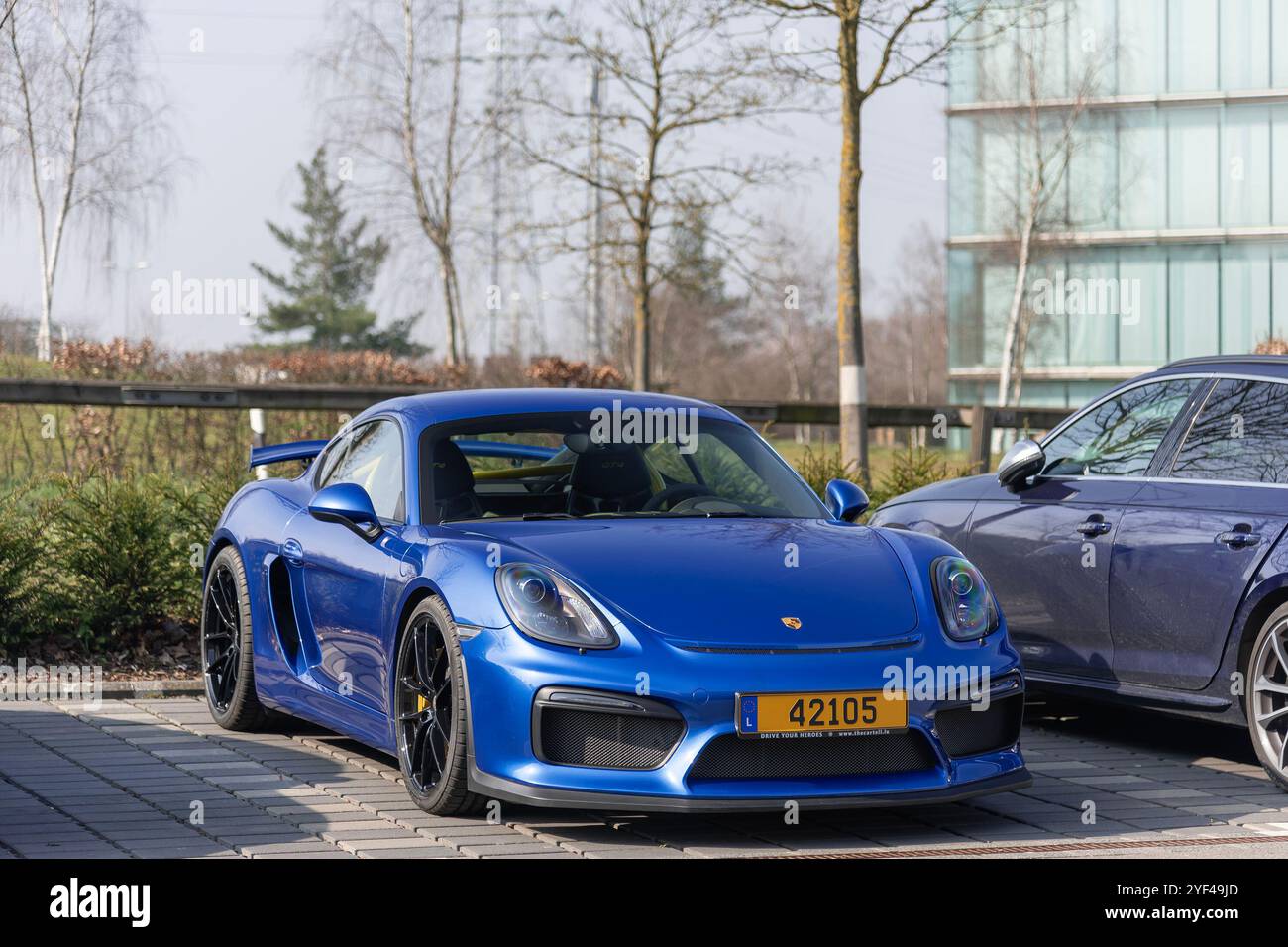 Luxemburg-Stadt, Luxemburg - Blick auf einen blauen Porsche Cayman GT4, der auf einer Straße geparkt ist. Stockfoto