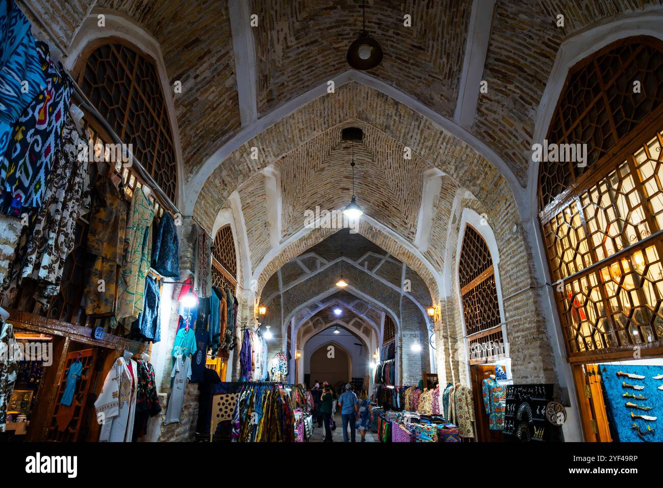 Im überdachten Taki Telpak Furushon Basar. Buchara, Usbekistan. Stockfoto