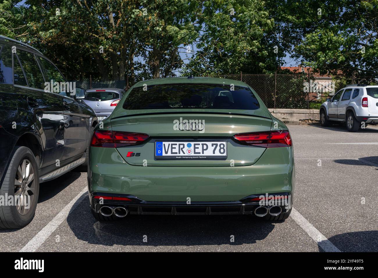 Nancy, Frankreich - Blick auf einen grünen Audi S5 Sportback auf einem Parkplatz. Stockfoto