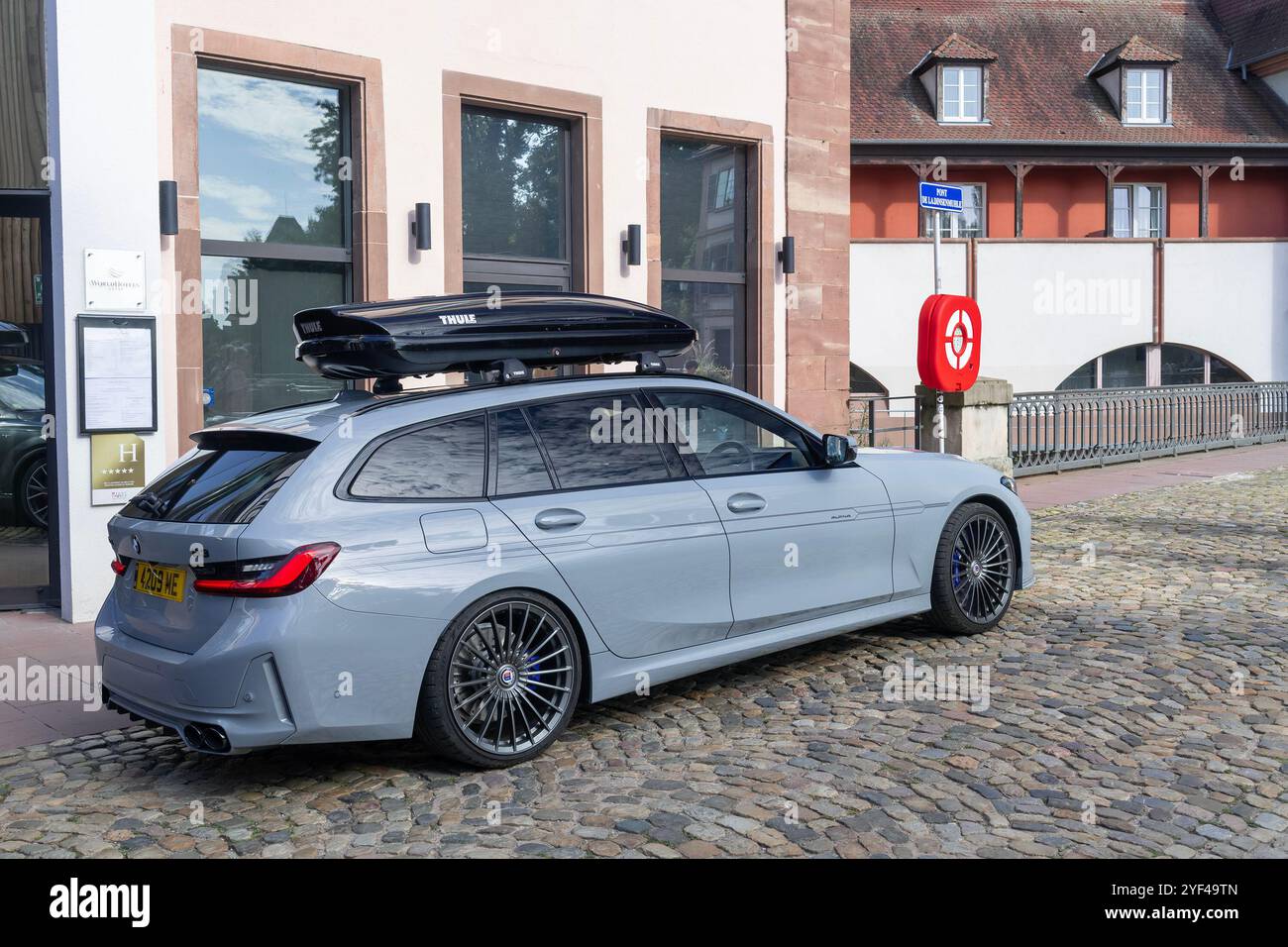 Straßburg, Frankreich - Blick auf einen grauen BMW Alpina B3 Touring auf einer Straße. Stockfoto