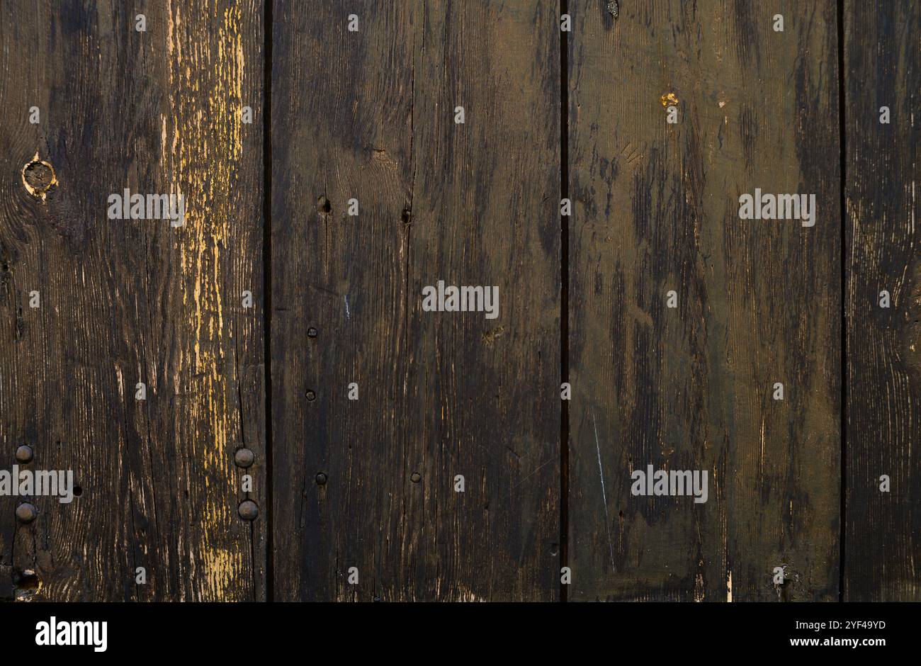 Reiche Texturen und verwitterte Töne von altem Holz erinnern an Geschichte und Handwerkskunst. Stockfoto