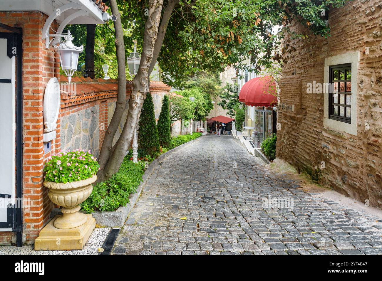 Malerischer Blick auf die Sogukcesme Sokagi Straße in Istanbul, Türkei Stockfoto