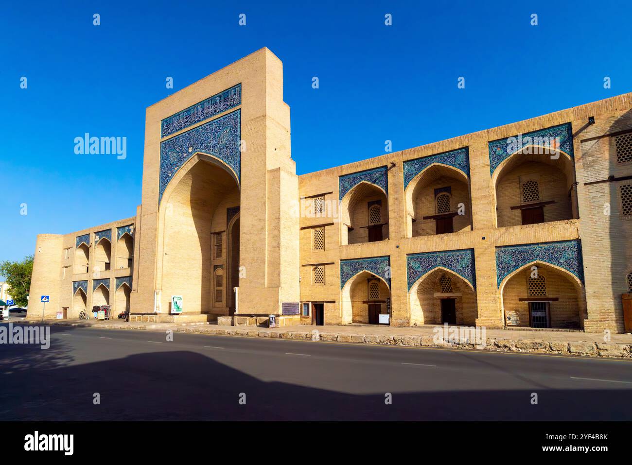 Kukeldash Madrasah, erbaut zwischen 1568 und 1569 in Buchara, Usbekistan. Sie ist die größte Buchara-Madrasah und eine der größten in Zentralasien. It Stockfoto