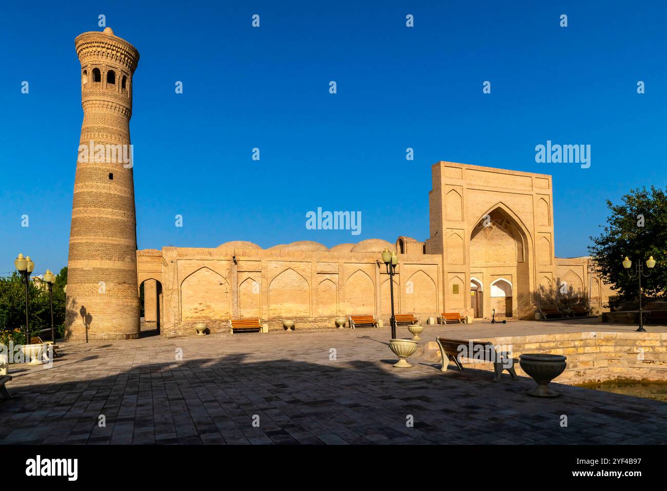 Das Khoja Gaukushan Ensemble, Buchara, Usbekistan, ist einer der größten architektonischen Komplexe im Zentrum von Buchara. Usbekistan. Der Name Gaukushan m Stockfoto Das Khoja Gaukushan Ensemble, Buchara, Usbekistan, ist einer der größten architektonischen Komplexe im Zentrum von Buchara. Usbekistan. Der Name Gaukushan m Stockfoto
