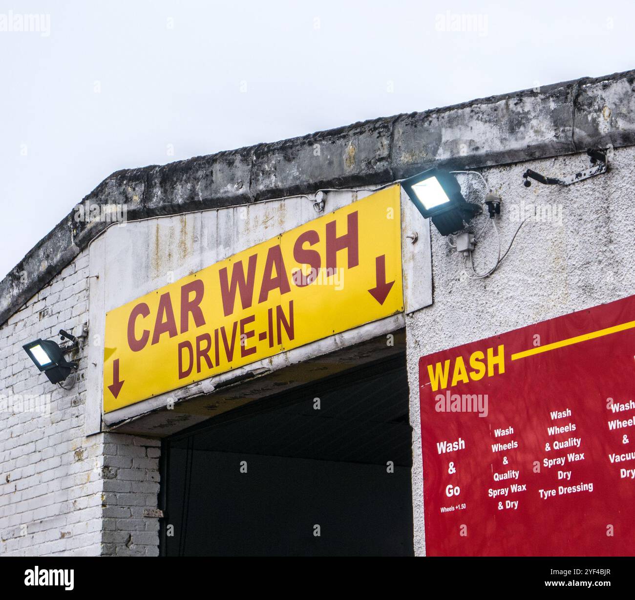 Grungy Inner-City Car Wash Business Schild Und Eingang Stockfoto