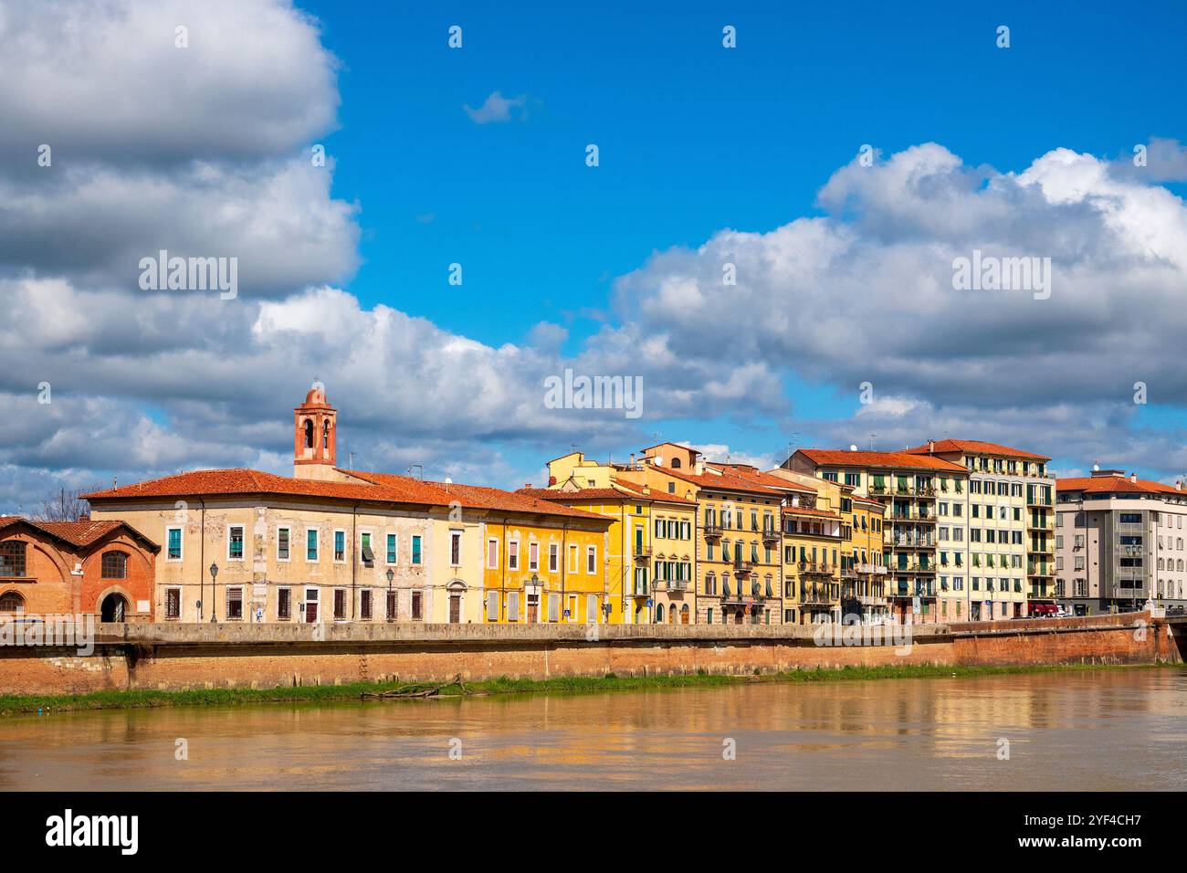 Farbenfrohe Gebäude entlang des Lungarno Ranieri Simonelli in Pisa, Italien, am nördlichen Ufer des Arno. Stockfoto